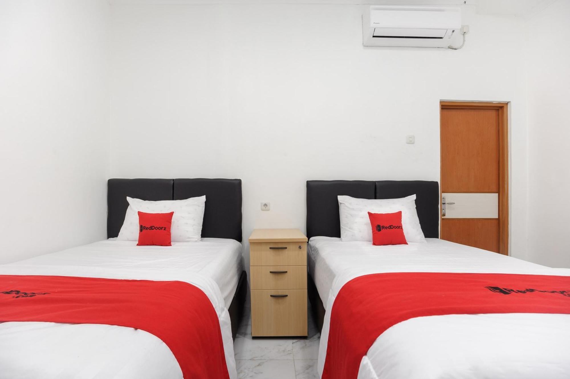 Reddoorz Syariah @ Sakura Hotel Jatiwaringin Bekasi Exterior foto